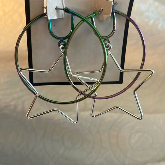 BCBGENERATION NEW COLOR HOOPS AND STAR SLIVER ATTACHED EARRINGS - Picture 4 of 6